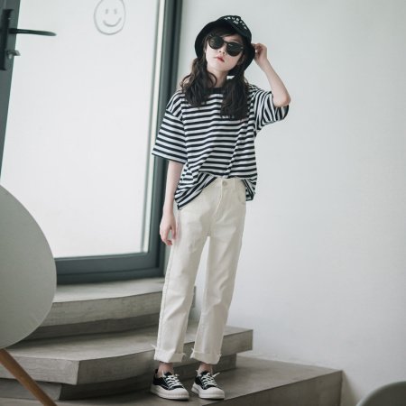 Детские джинсы белого цвета изображение