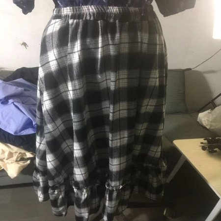 Черно-белая клетчатая длинная юбка изображение