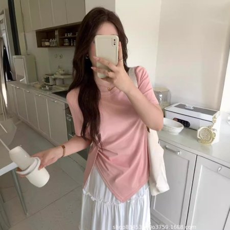 Летняя футболка с коротким рукавом и разрезом на плече изображение