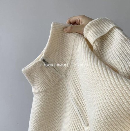 Мужской свитер с высоким воротником и полукруглой молнией изображение