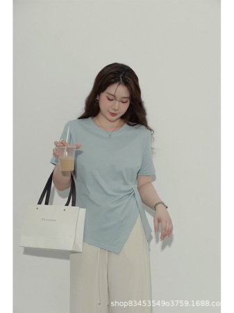 Летняя футболка с коротким рукавом и разрезом на плече изображение