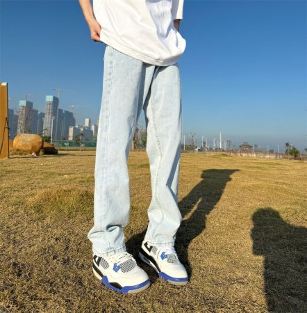 Джинсы с прямым кроем и потертостями фото