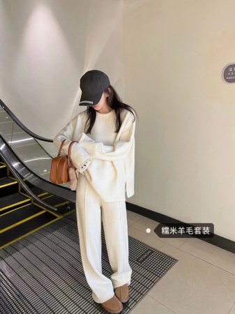 Набор из мягкого шерстяного свитера и широких брюк фотография