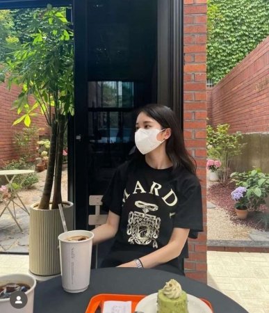 Футболка с коротким рукавом и принтом маленькой собачки фотография