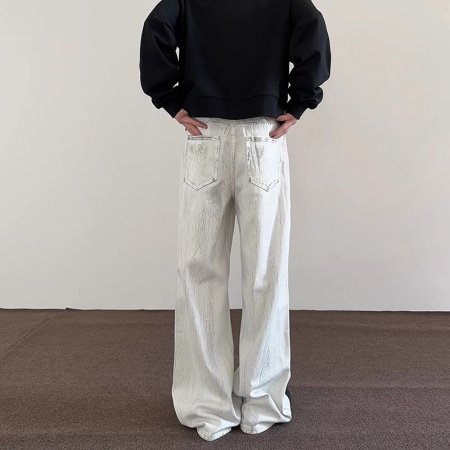 Белые джинсы с выцветанием и потертостями изображение