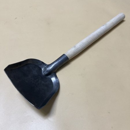 Кухонная лопатка с деревянной ручкой изображение