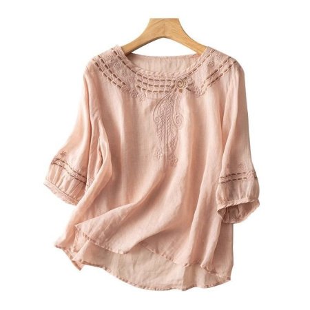 Футболка с вышивкой и круглым воротником фотография