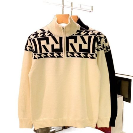 Мужской свитер с полувысоким воротником и узором фотография