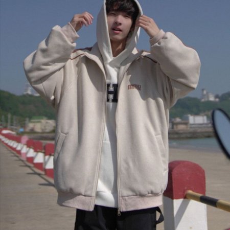 Мужская куртка с высоким воротником и принтом букв в стиле весна-осень фотография