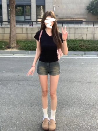 Футболка V-образного выреза с коротким рукавом фотография