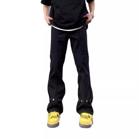 Черные джинсы с пуговицами и прямыми штанинами изображение