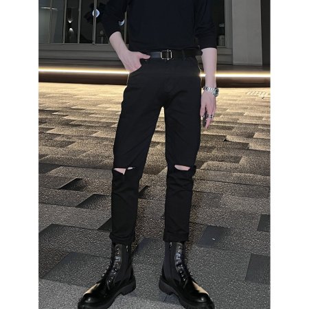 Черные джинсы с прорезями на коленях фото