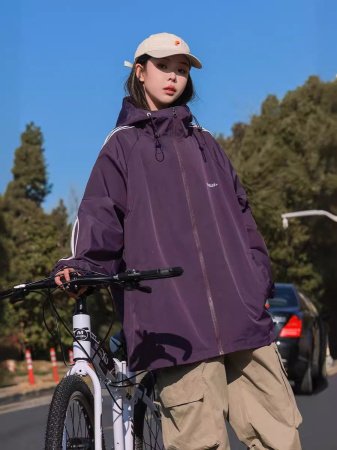 Женская и мужская ветровка для активного отдыха фотография