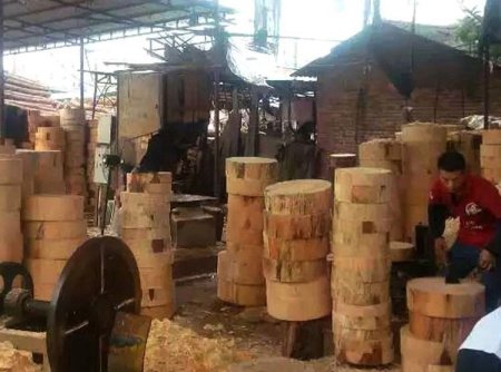 Доска для резки из толстой сосны изображение