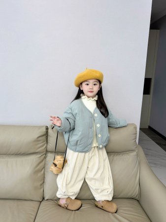 Детская зимняя куртка с утиной пуховой подкладкой фотография