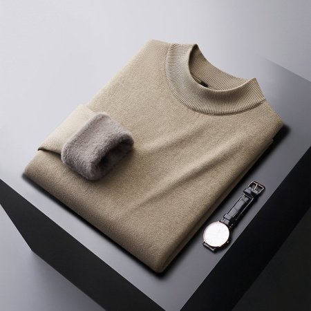 Мужской свитер с полувысоким воротником и флисом для зимы фотография