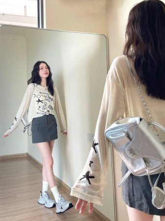 Белая футболка с длинным рукавом и принтом фото