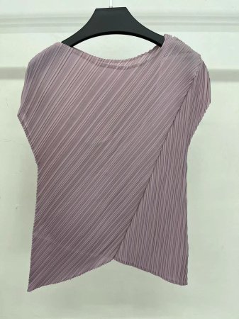 Женская футболка с укороченным рукавом и складками фотография