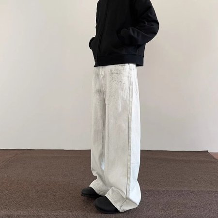 Белые джинсы с выцветанием и потертостями изображение