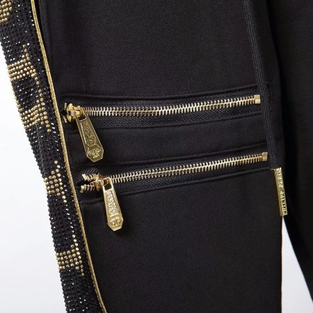 Мужской спортивный костюм с камнями и буквами на молнии фотография