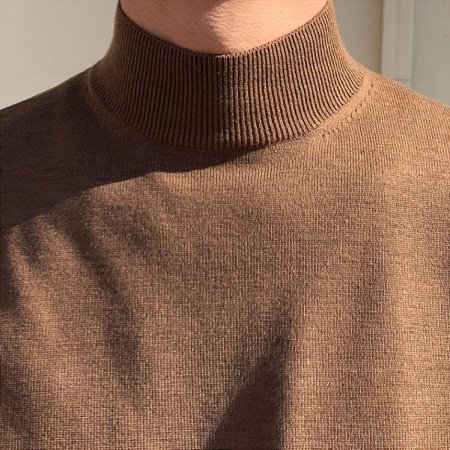 Мужской свитер с длинным рукавом и полувысоким воротником фотография