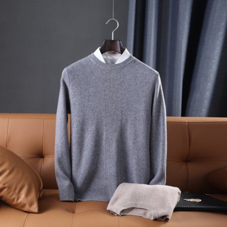 Мужской свитер из чистой шерсти фотография