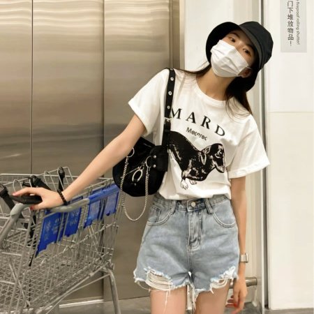 Футболка с коротким рукавом и принтом маленькой собачки фотография