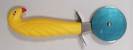 Нож круглый для резки пиццы и теста с желтой пластмассовой ручкой (размер лезвия 65 мм) MH-XN05 / К144 / B30 детальное фото
