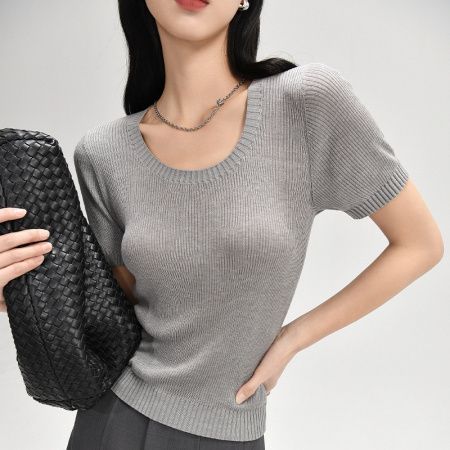 Легкая футболка с коротким рукавом из вискозы с укороченным U-образным вырезом изображение