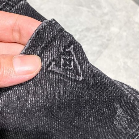 Мужские джинсы в стиле хай-тек фотография