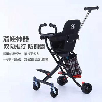 Легкая детская коляска с четырьмя колесами изображение