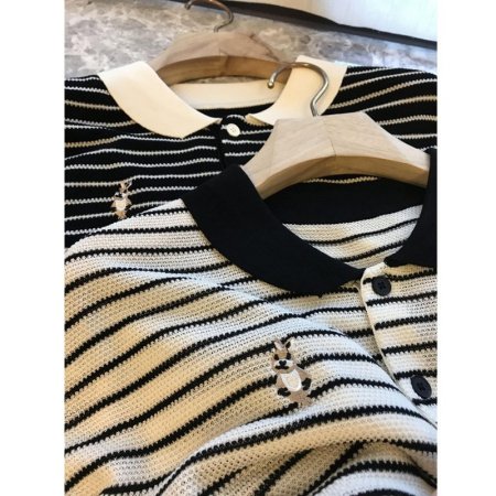 Женская футболка с вышивкой зайца и поло в полоску фотография