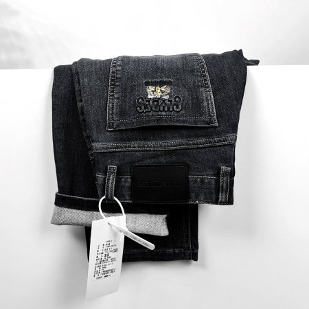 Мужские джинсы осенние премиум фото