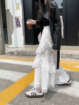 Высокая талия белая асимметричная юбка с кружевными вставками фото