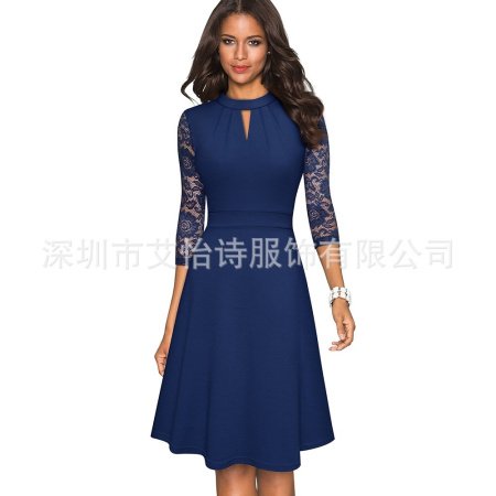 Платье с вырезом под горло и кружевной отделкой фотография