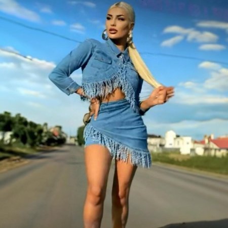 Женский джинсовый комплект с короткой юбкой и длинным рукавом фотография