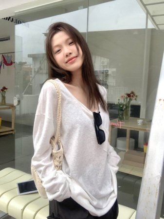 Белая летняя футболка с длинным рукавом и прозрачной тканью фотография