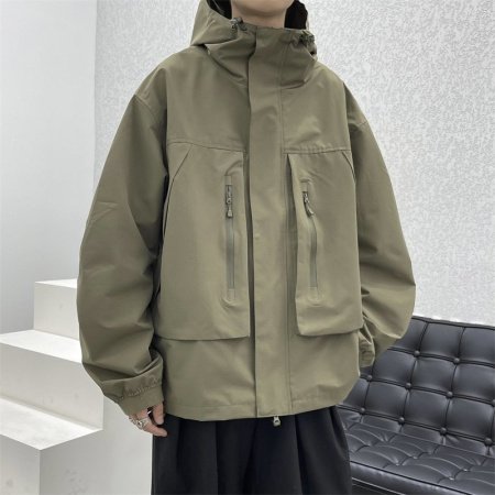 Ветровка с капюшоном и большими карманами фото