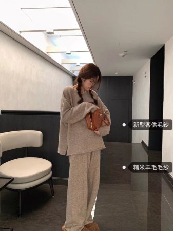 Набор из мягкого шерстяного свитера и широких брюк фотография