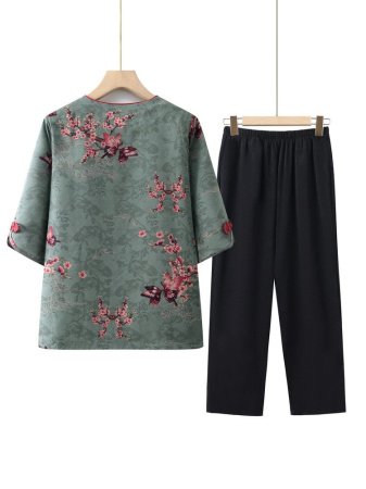 Летний комплект для женщин среднего возраста изображение