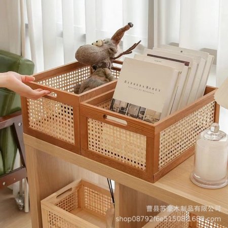 Ретро деревянная корзина для хранения фотография