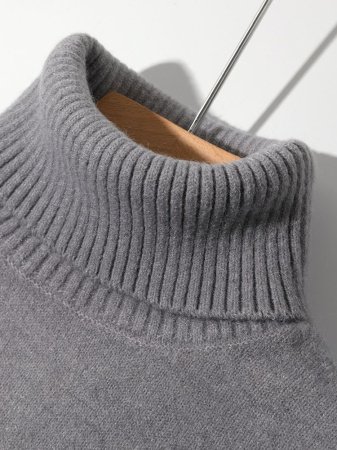 Мужской свитер с высоким воротником и градиентной расцветкой фото