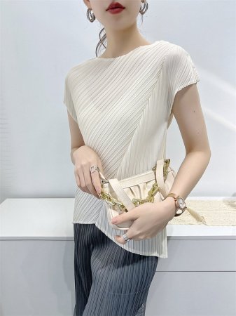 Женская футболка с укороченным рукавом и складками фотография