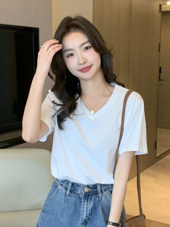 Женская футболка V-образный вырез белая 2024 лето фото