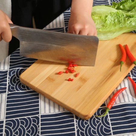 Деревянная разделочная доска и набор для фруктов из бамбука фотография