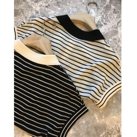 Женская футболка с вышивкой зайца и поло в полоску фотография