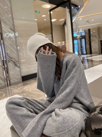 Набор из мягкого шерстяного свитера и широких брюк фотография