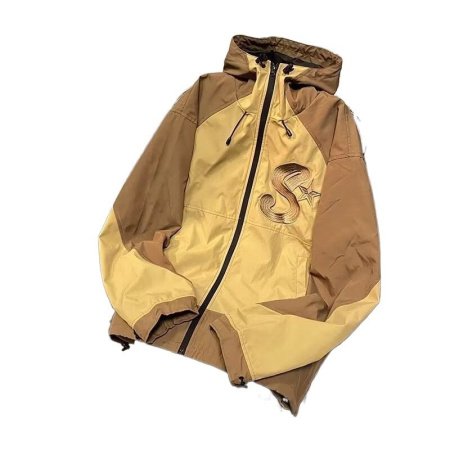 Мужская куртка с капюшоном и вышивкой фотография