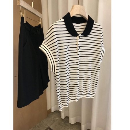 Женская футболка с вышивкой зайца и поло в полоску фотография