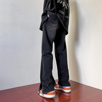 Черные джинсы с прямыми брюками фотография